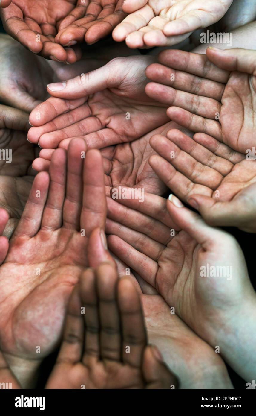 Bitte unterstützen Sie uns. Eine Gruppe von Händen zusammengehalten. Stockfoto