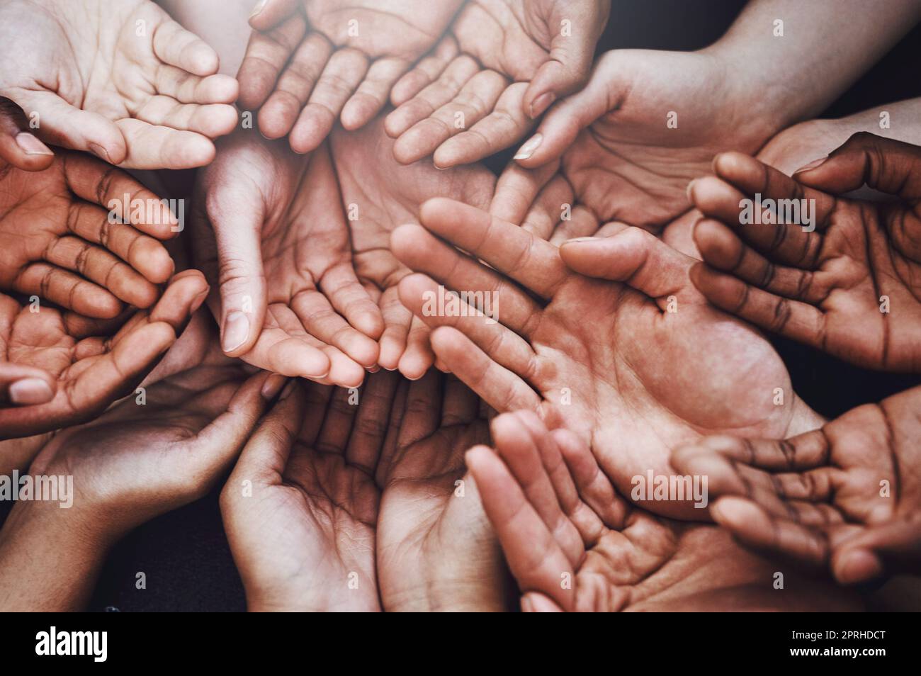 Öffne dein Herz mit den offenen Händen. Eine Gruppe von Händen, die zusammengehalten werden. Stockfoto