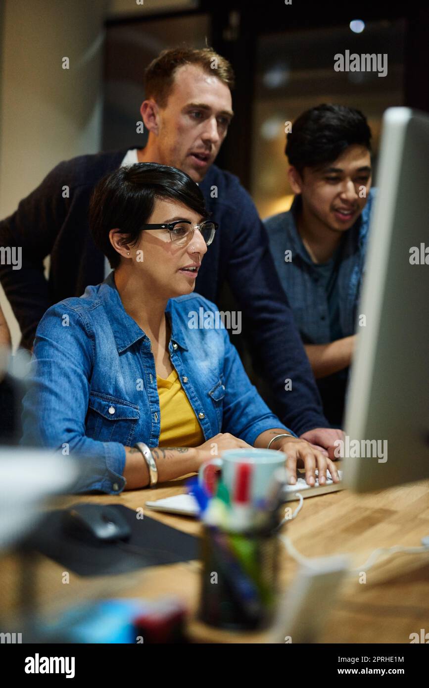 Sie alle teilen dieselbe Vision. Mitarbeiter arbeiten nachts in einem Büro. Stockfoto