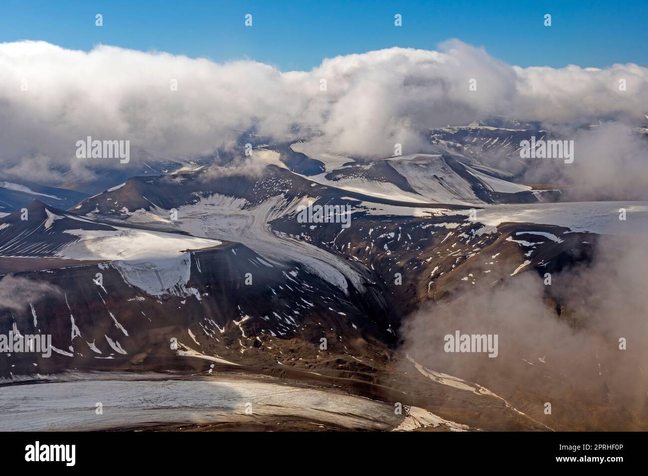 Gletscher und Berge, die durch die Wolken scheinen Stockfoto