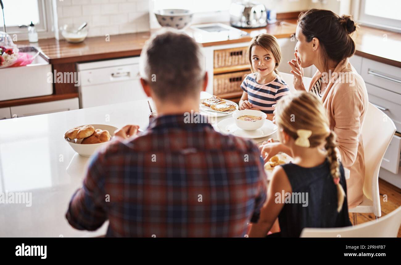 Ich habe dich erwischt, wie du mein Essen klau, Mama. Eine Familie, die zusammen frühstücken konnte. Stockfoto