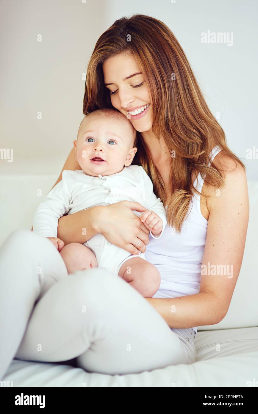 Ich liebe dich zum Mond und zurück. Eine junge Mutter, die sich zu Hause mit ihrem entzückenden Jungen verklebt. Stockfoto