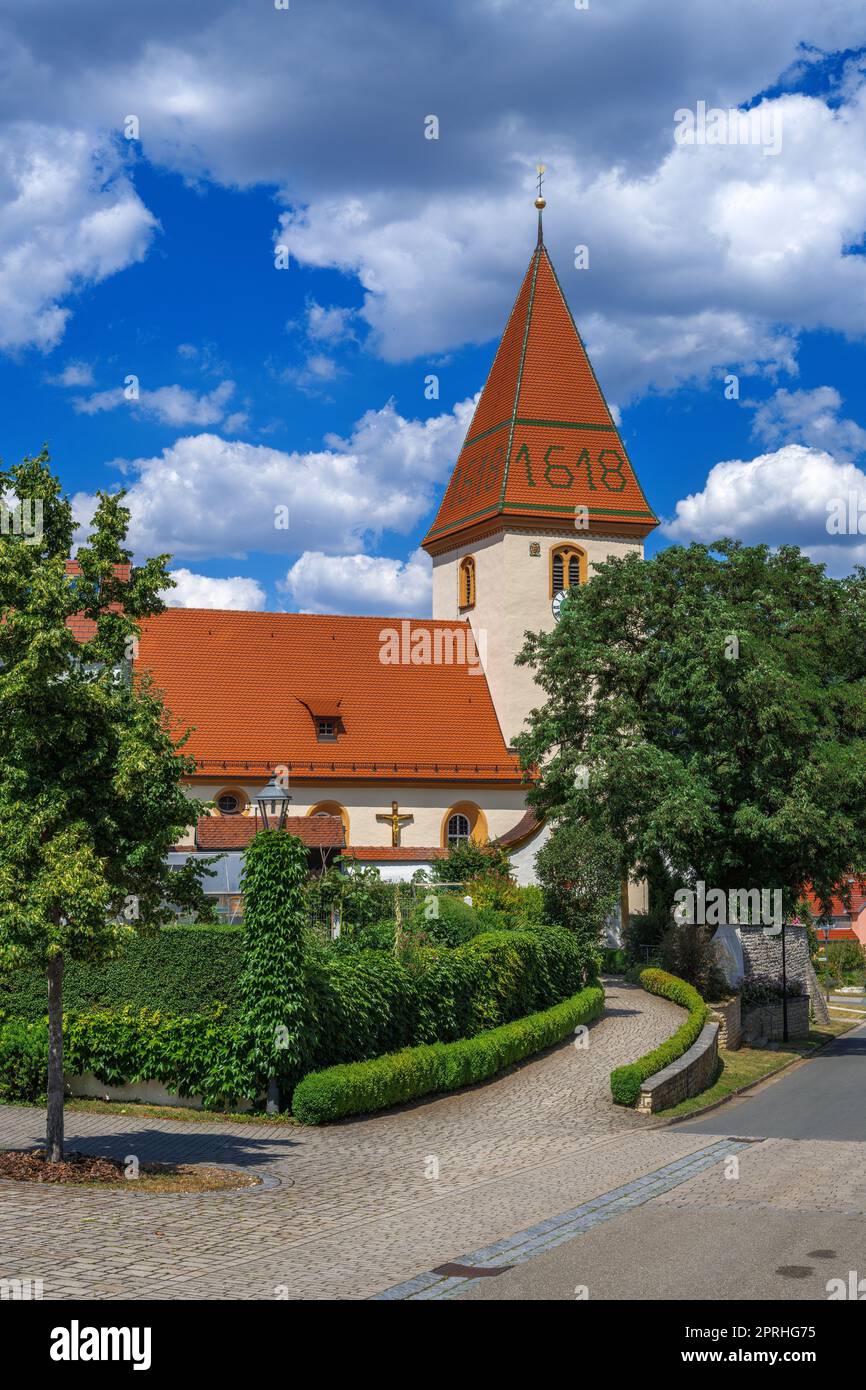 Historische Kirche in einem bayerischen Dorf Stockfoto