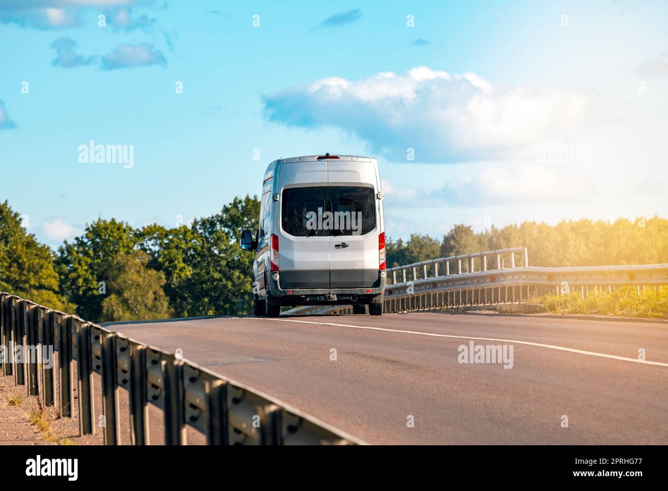 Auto auf der Straße mit Sicherheitsbarriere oder Schiene aus Metall Stockfoto