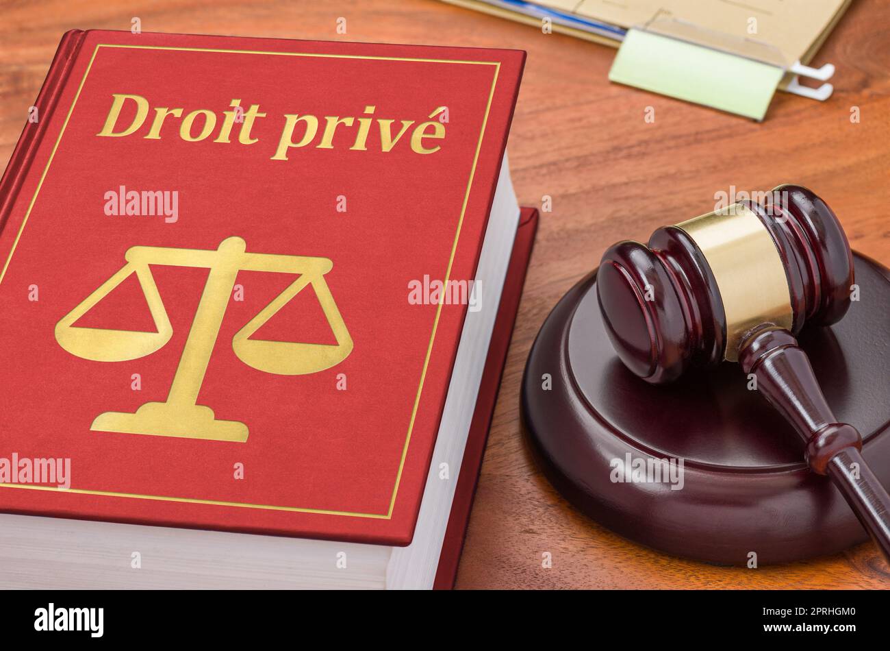 Ein Gesetzbuch mit einem Gavel - Privatrecht auf französisch - Droit privé Stockfoto