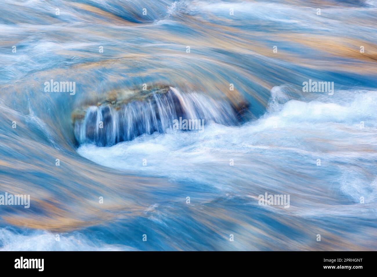 Verschwommenes Gletscherwasser in einem Bach Stockfoto