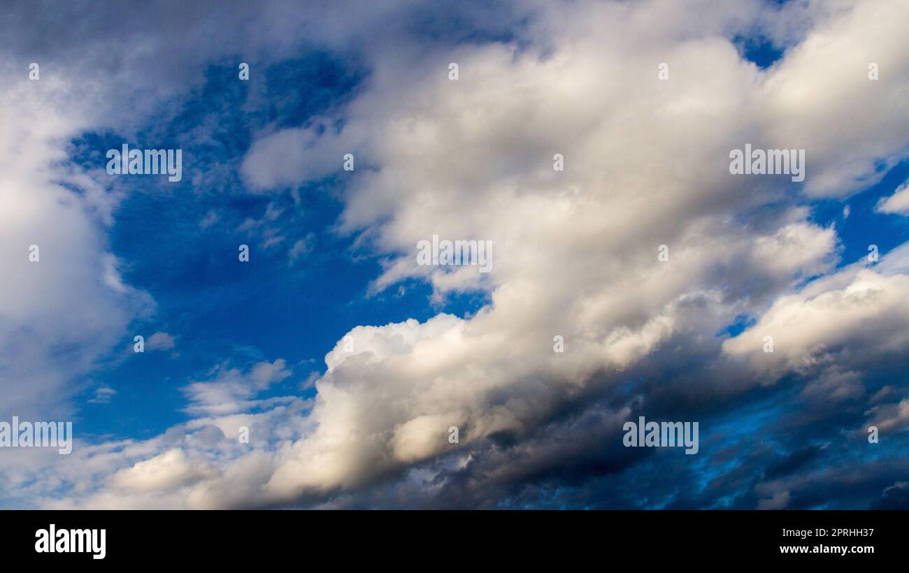 Wolken, die von der Sonne am Himmel als Hintergrund beleuchtet werden Stockfoto