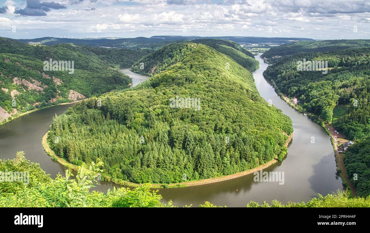 Blick auf die Saarschleife vom Turm auf der Baumspitze. Ein Aussichtsturm im Saarland. Reine Natur. Stockfoto