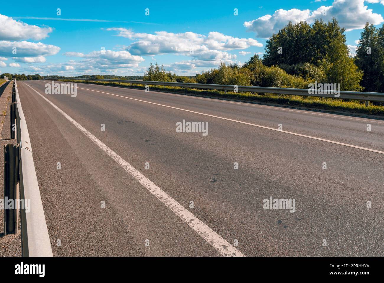 Asphaltgelände mit Metallsicherheitsbarriere leeren Stockfoto