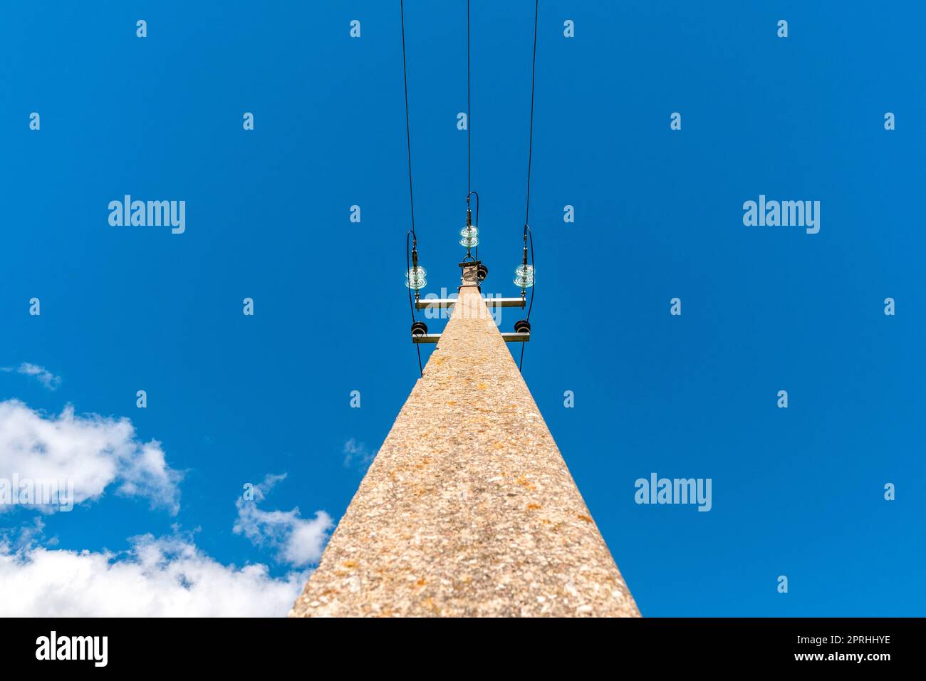 Netzanschluss mit elektrischen Drähten am Himmel Stockfoto