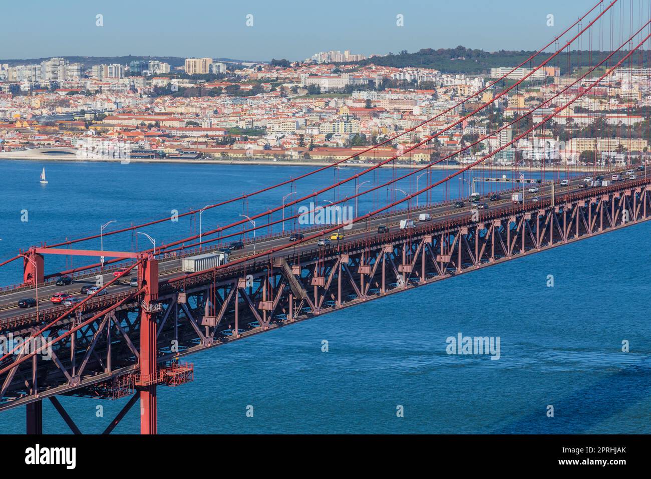 19. Februar 2022, Lissabon, Portugal. Die Brücke 25 de Abril ist eine Brücke, die die Stadt Lissabon mit der Gemeinde Almada am linken Ufer des Tejo, Lissabon, verbindet Stockfoto