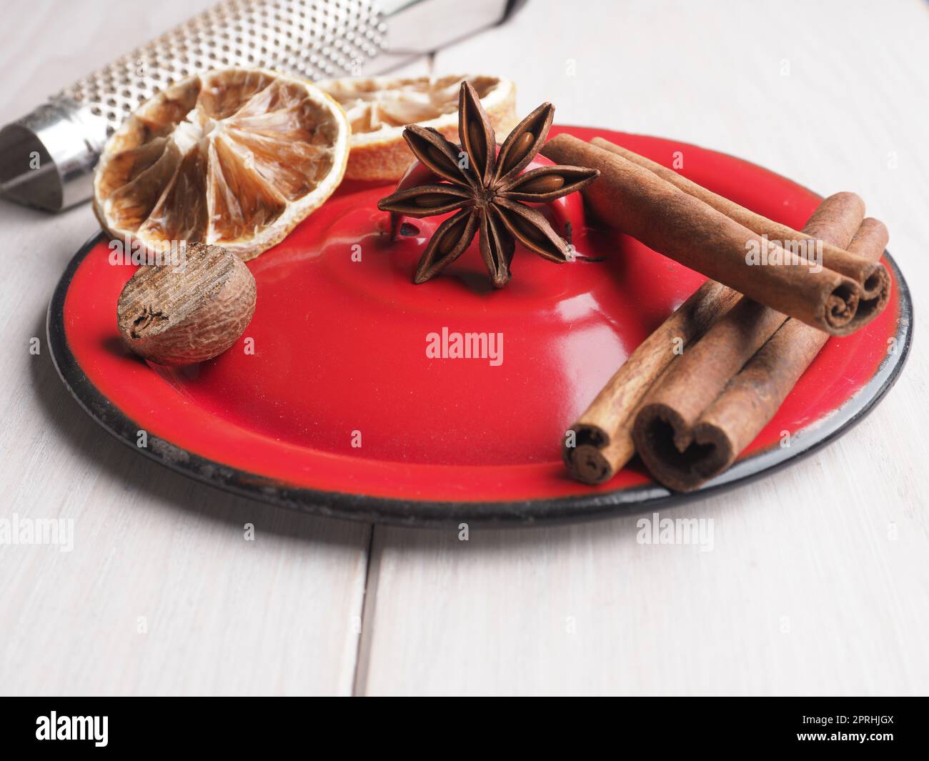 Verschiedene Weihnachtsgewürze auf einem Holztisch, saisonale Speisen oder Zutaten Stockfoto