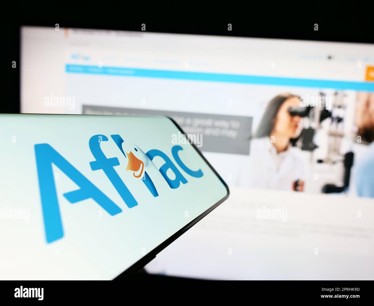 Handy mit Logo der amerikanischen Versicherungsgesellschaft Aflac Inc. Auf dem Bildschirm vor der Business-Website. Fokus auf die Mitte rechts des Telefondisplays. Stockfoto