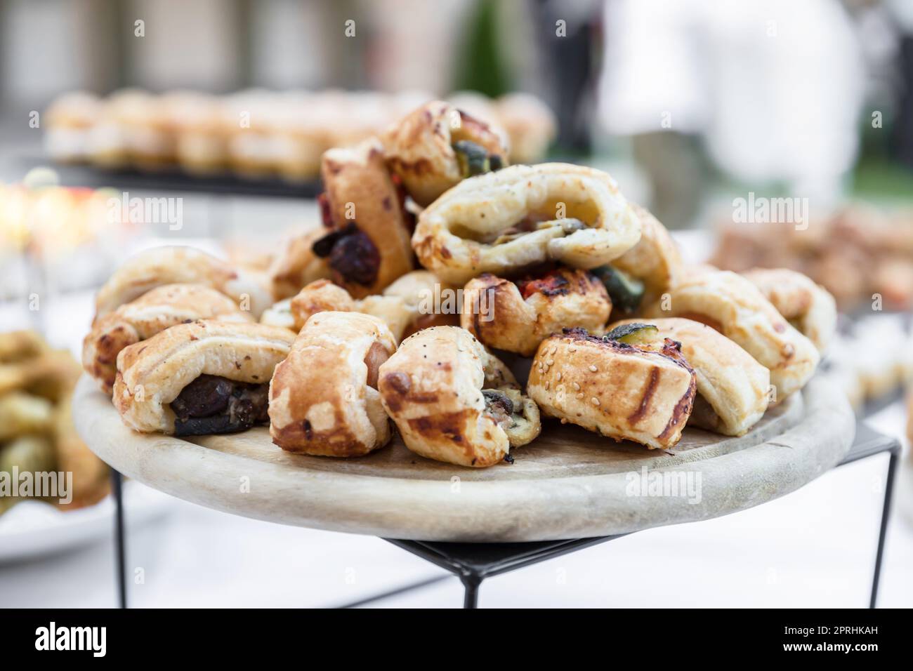 Rundes Holzschneidebrett mit verschiedenen Vol au Vent. Party. Gesellschaftliche Veranstaltung. Stockfoto