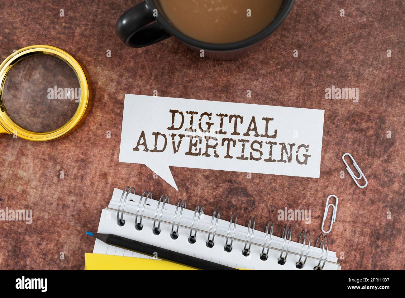 Schild mit digitaler Werbung. Geschäftsansatz Online-Marketing Kampagne zur Bereitstellung von Werbebotschaften Stockfoto