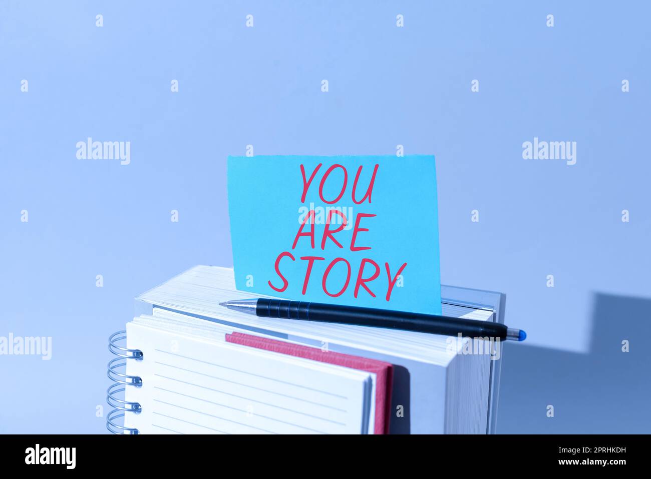 Textschild mit der Meldung „You are Story“. Konzeptfoto Deine Geschichten zählen und sind wichtig, es allen zu erzählen Stockfoto