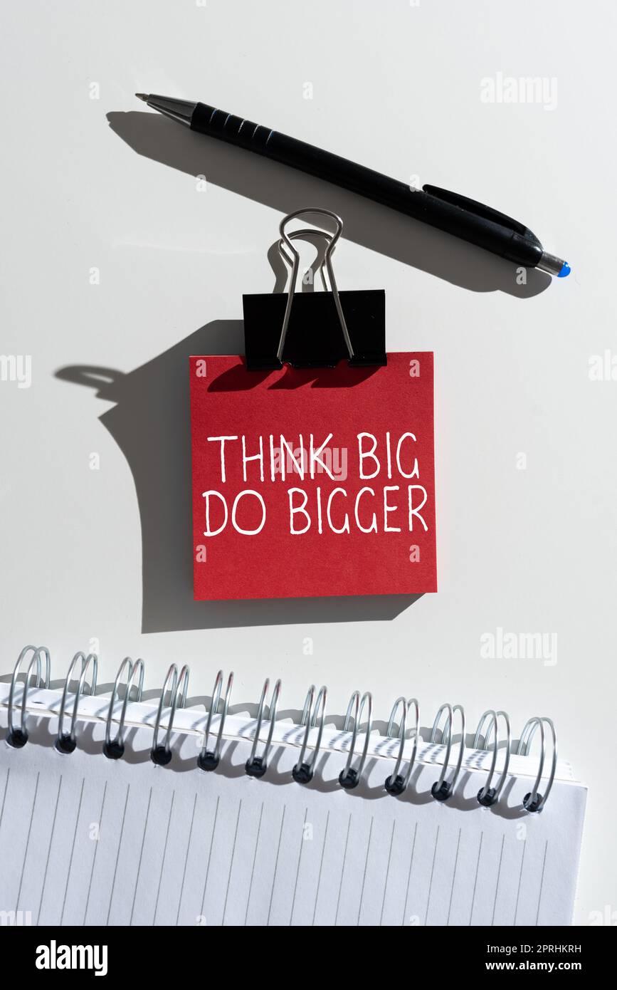 Konzeptionelle Bildunterschrift Think Big Do Bigger. Konzeptionelles Foto hebt die Stange und zielt weit höher als üblich Stockfoto