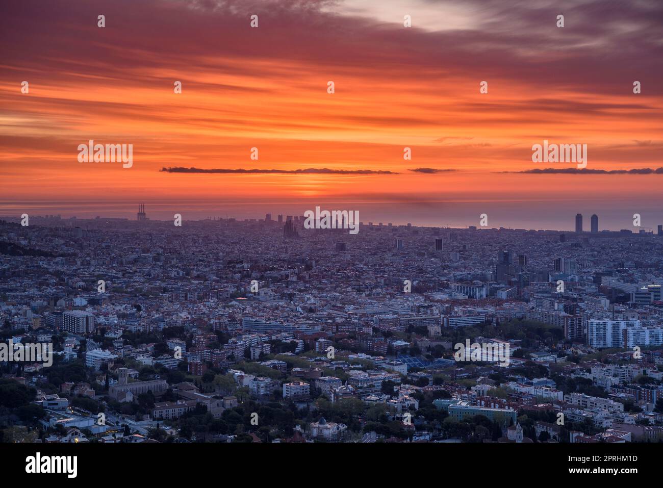 Rötlicher Sonnenaufgang über der Stadt Barcelona vom Gipfel des Sant Pere Màrtir in Collserola (Barcelona, Katalonien, Spanien) Stockfoto