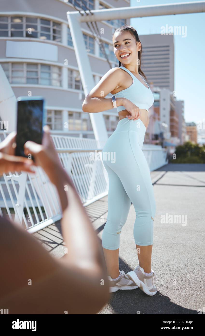 Fitness-Frau, schlanker Körper und Bild für einen Social-Media-Beitrag mit FIT-Influencer draußen für Training, Training und Laufen auf einer Stadtbrücke. Happ Stockfoto