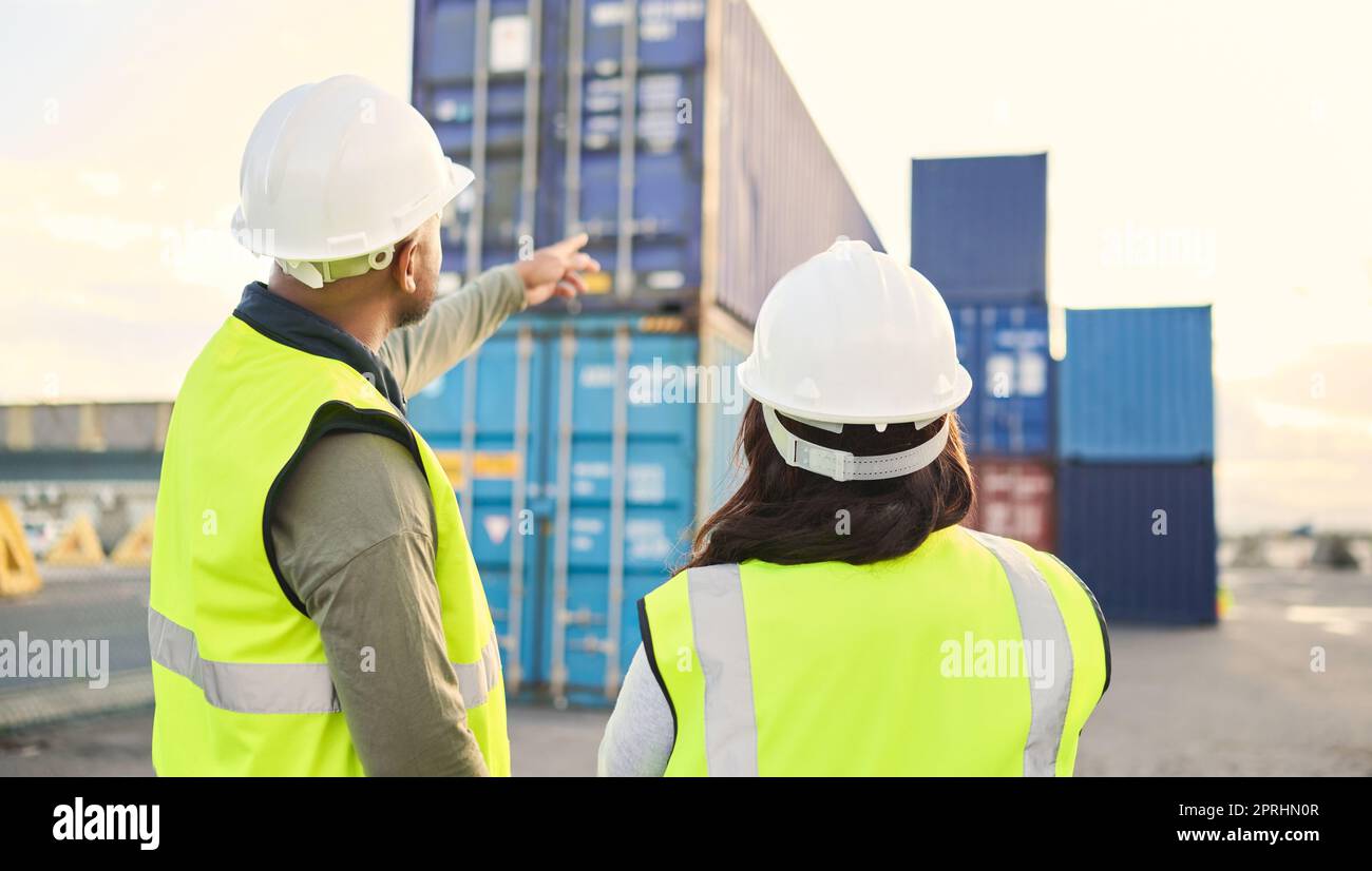 Industrieleiter, die an einem Lagerdock arbeiten, um Lager, Container und Pakete zu exportieren. Teamarbeit, Zusammenarbeit und Logistikbranche Stockfoto