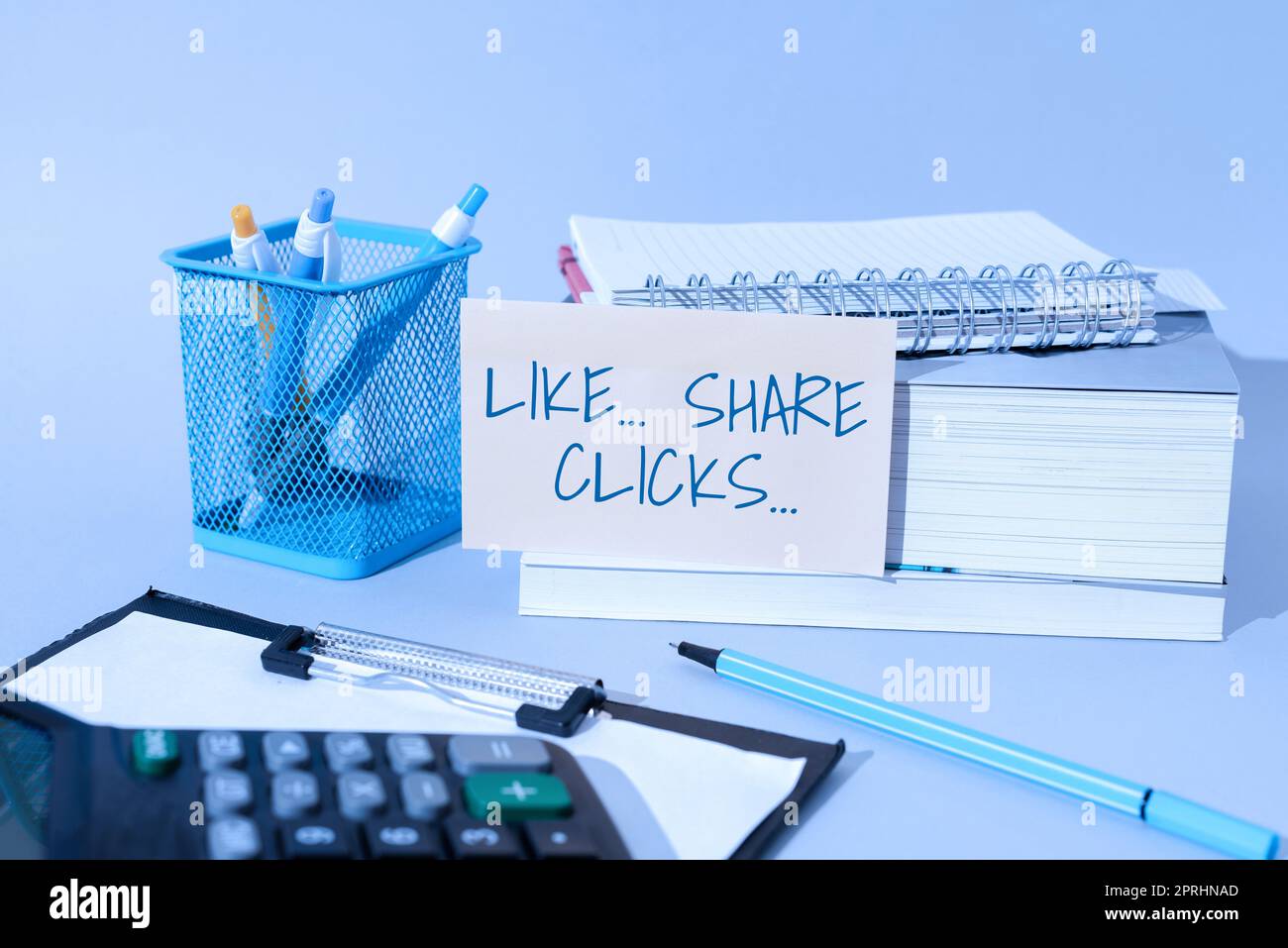 Textunterschrift mit „Gefällt mir“-Teilen von Klicks. Überblick über das Unternehmen Content Marketing zur Steigerung der emotionalen Mitarbeiterbindung Social Media Stockfoto