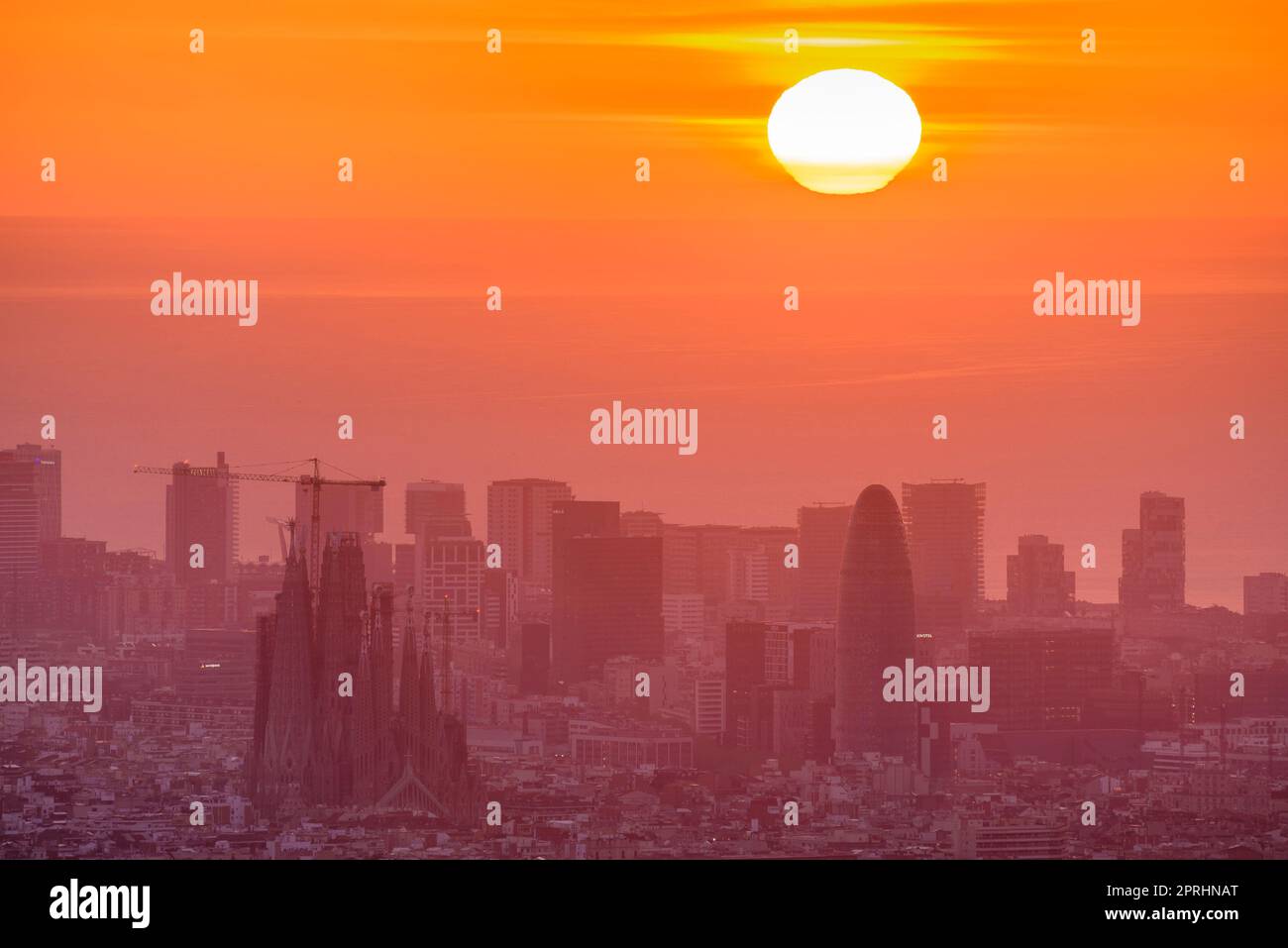 Rötlicher Sonnenaufgang über der Stadt Barcelona vom Gipfel des Sant Pere Màrtir in Collserola (Barcelona, Katalonien, Spanien) Stockfoto