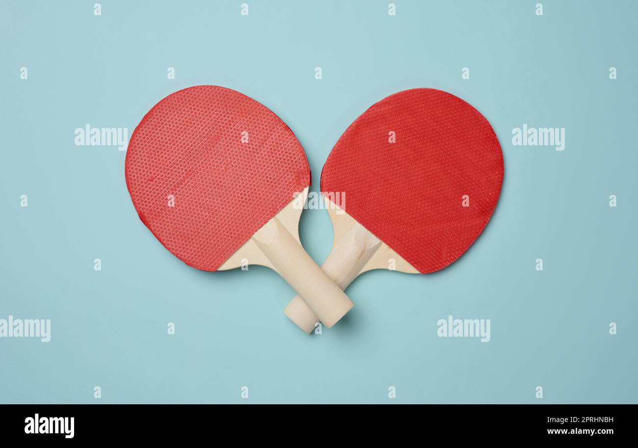 Ein Paar Tennisschläger aus Holz für Tischtennis auf blauem Hintergrund, Draufsicht Stockfoto