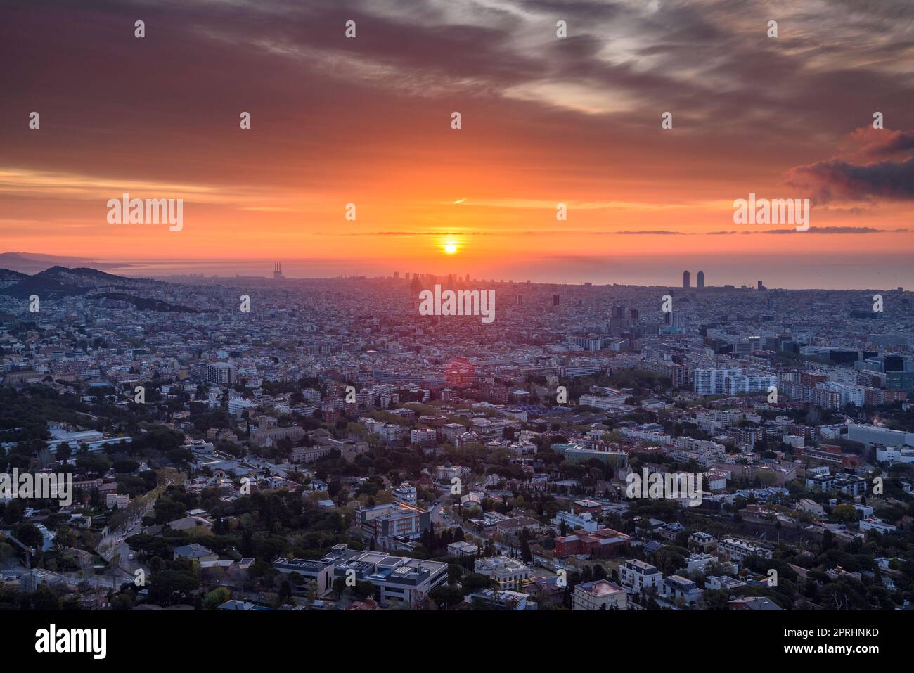 Rötlicher Sonnenaufgang über der Stadt Barcelona vom Gipfel des Sant Pere Màrtir in Collserola (Barcelona, Katalonien, Spanien) Stockfoto