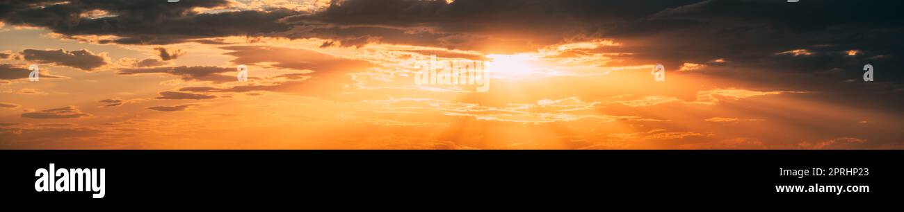 Sonnenschein Bei Sonnenaufgang Bright Dramatic Sky. Scenic Colourful Sky At Dawn. Sonnenuntergang Himmel Natürliche Abstrakte Hintergrund. Panoramablick Stockfoto