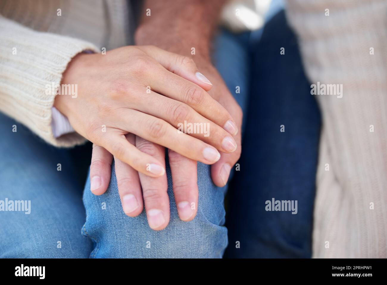 Eine liebevolle Hand. Zugeschnittenes Bild einer Frau, die ihre Hand liebevoll auf ihre Liebhaber legt Stockfoto