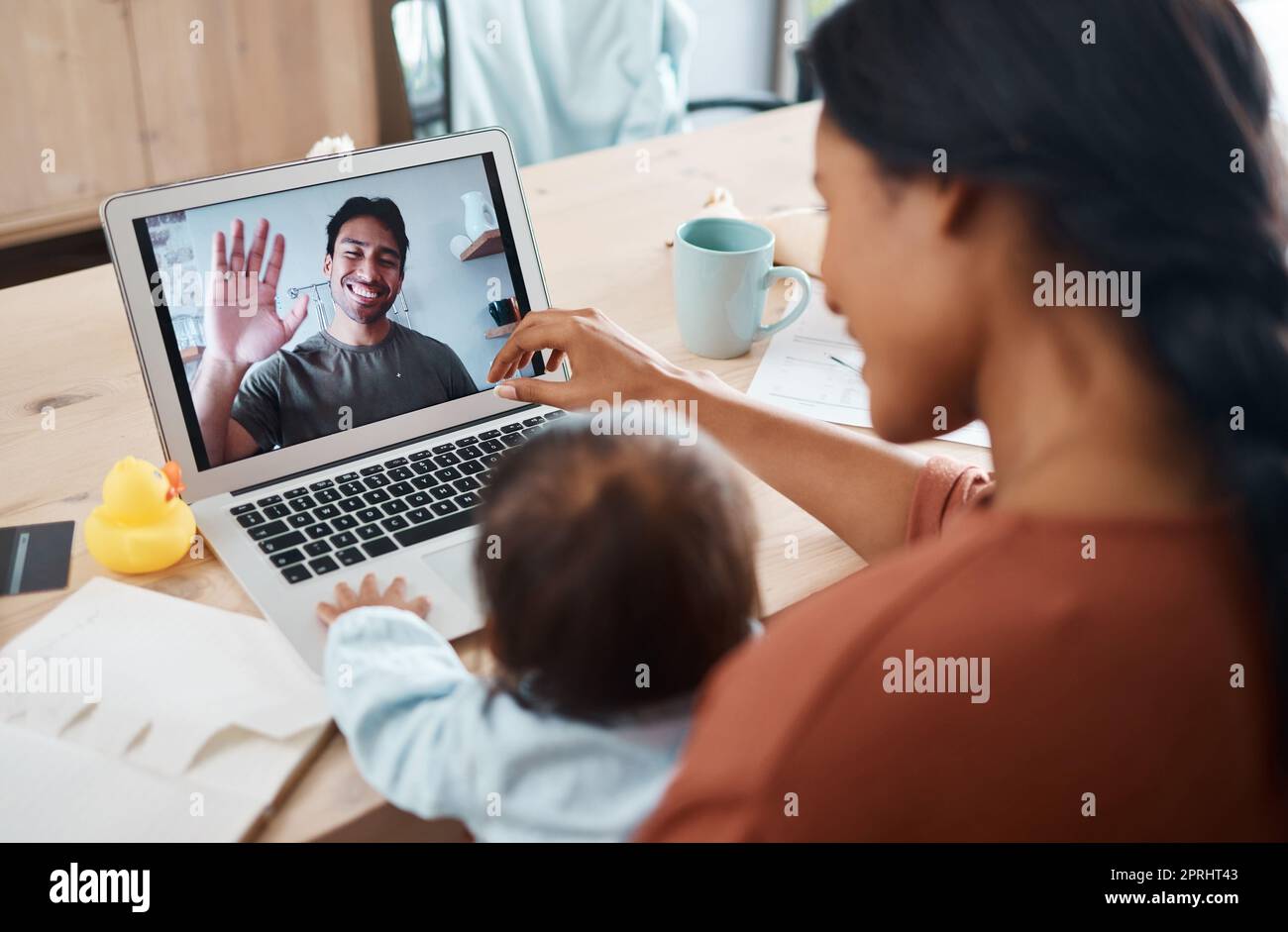 Familie auf Videoanruf, Mama und Baby glücklich zu sehen lächelnden Vater winken mit Laptop-Webcam, um miteinander zu sprechen. Mutter, kleines Kind im Gespräch mit Vater Stockfoto