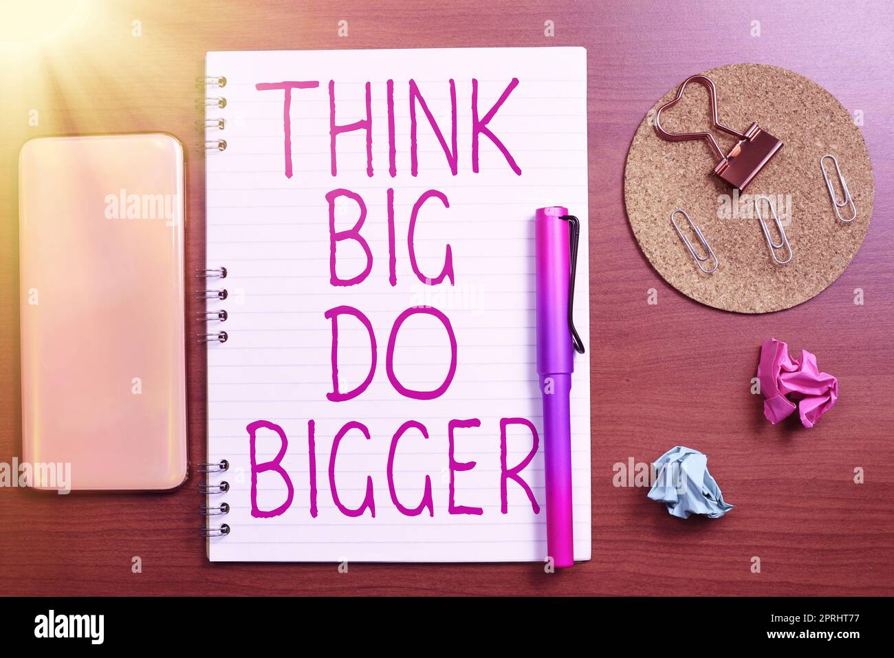 Textschild mit „Think Big Do Bigger“. Wort für die Anhebung der Stange und Ziel weit höher als üblich Stockfoto