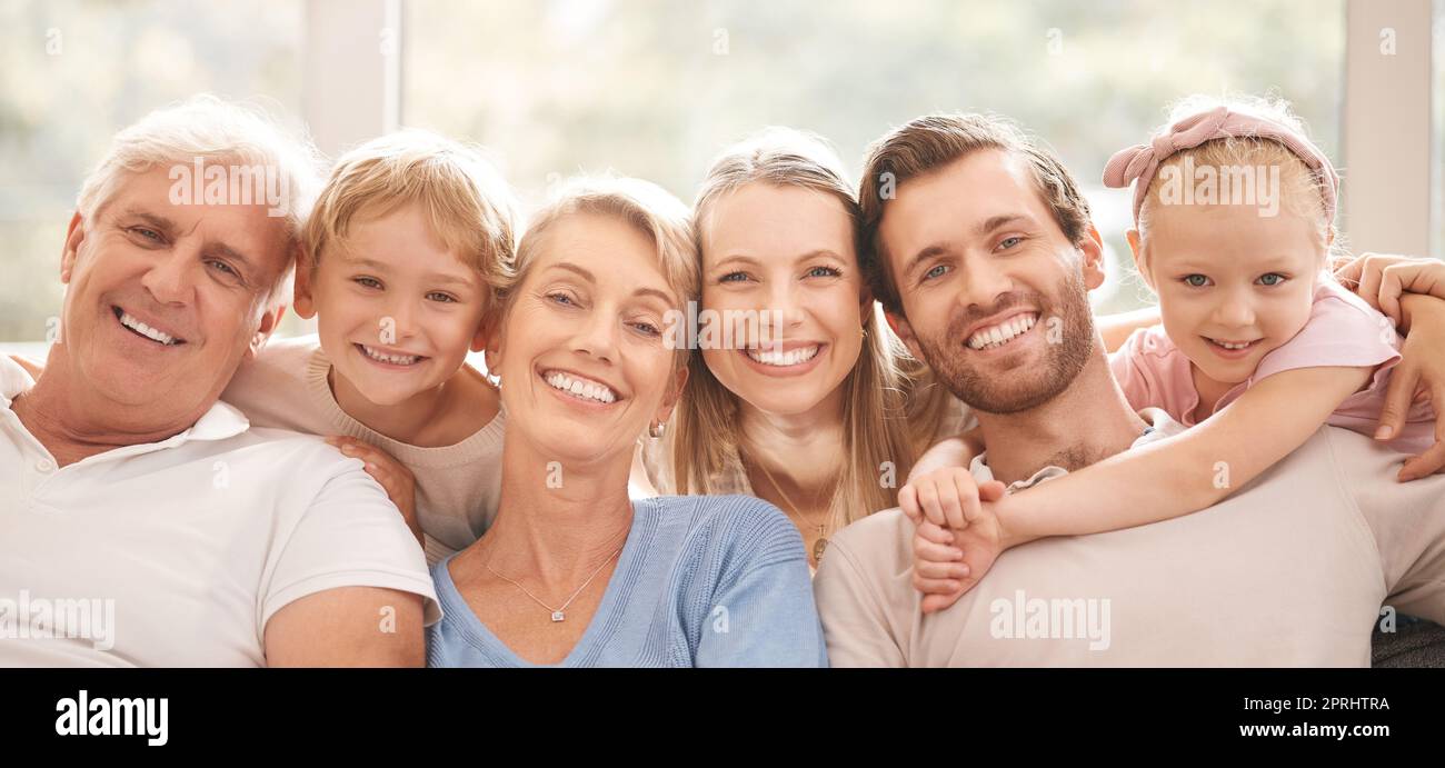 Mutter, Vater und Großeltern mit Kindern in einem großen Familienportrait, die gemeinsam eine tolle Zeit in Australien genießen. Mama, Papa und Geschwister lieben es Stockfoto