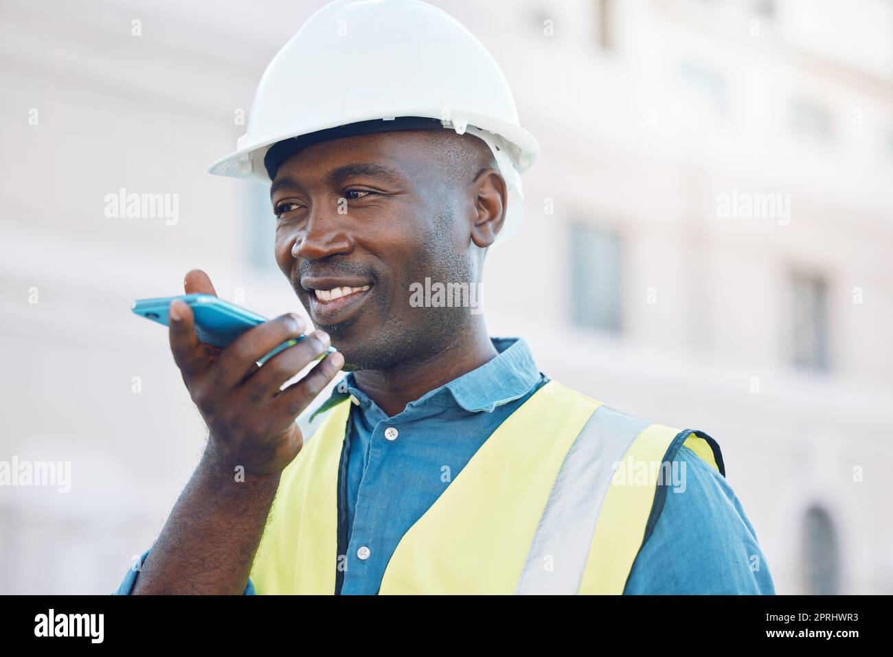 Telefonanruf, Bauarbeiter und schwarzer Mann in der Stadt, die am Bauprojekt arbeitet. Sicherheit, Techniker und 5G mobile Smartphone Kommunikation Stockfoto