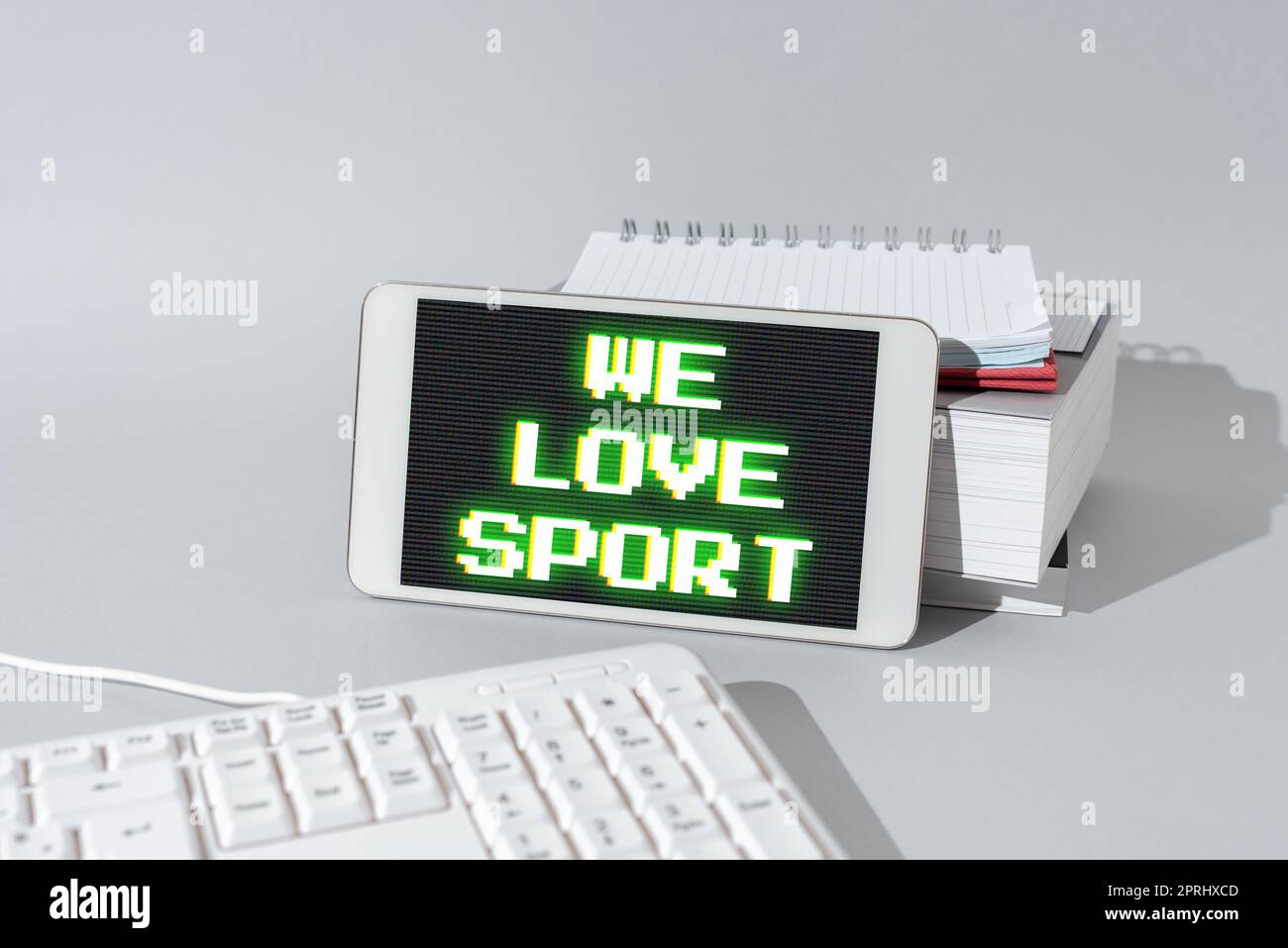 Textschild zeigt We Love Sport an. Geschäftsübersicht, um viel Sport zu üben sportliche Aktivitäten zu trainieren Stockfoto