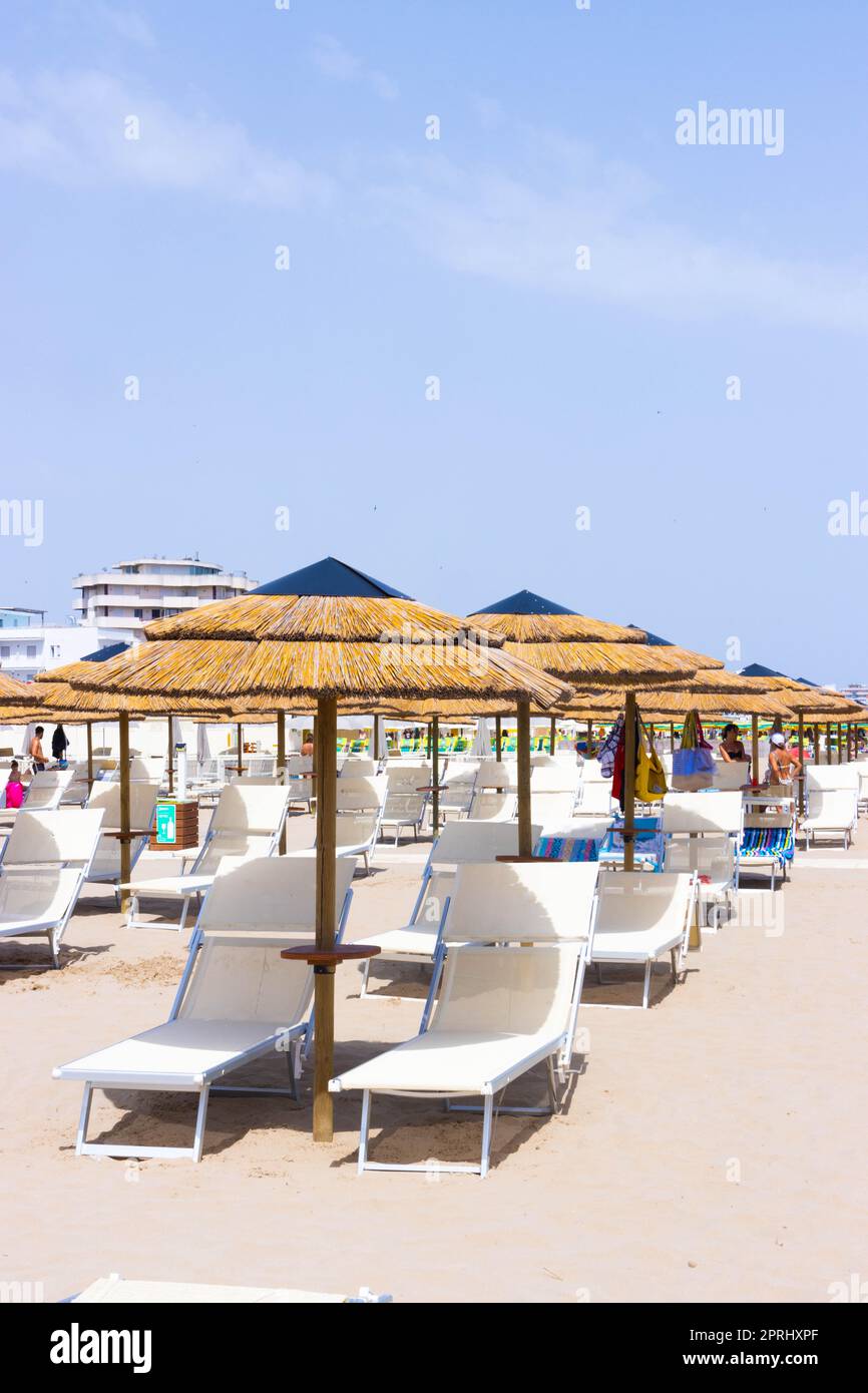 Traditioneller Liegestuhl und Sonnenschirm. Rimini, Italien Stockfoto
