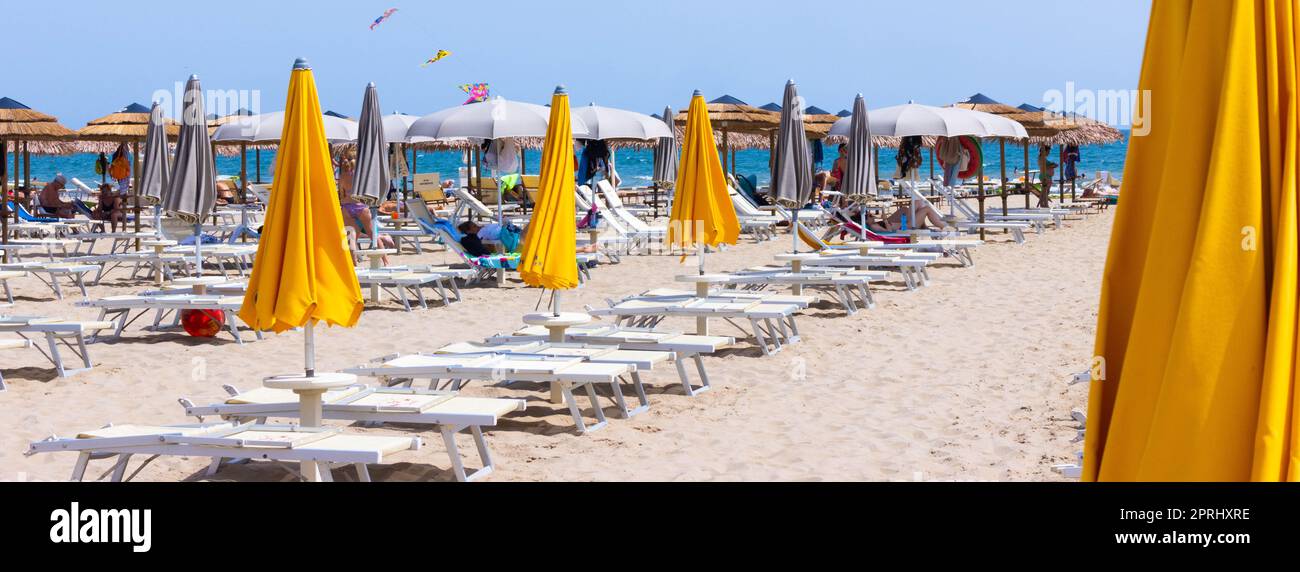 Traditioneller Liegestuhl und Sonnenschirm. Rimini, Italien Stockfoto