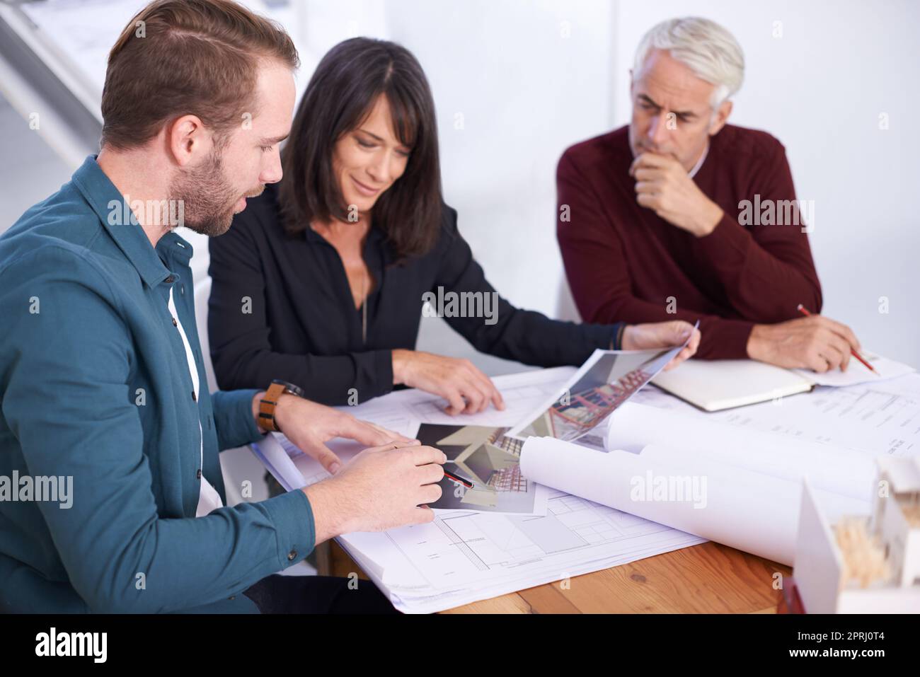 Erster Blick auf die 3D Entwürfe. Drei Architekten arbeiten an einem neuen Gebäudeentwurf Stockfoto