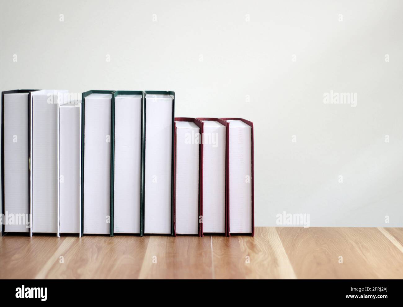 Neue Bücher auf einem Holztisch Stockfoto