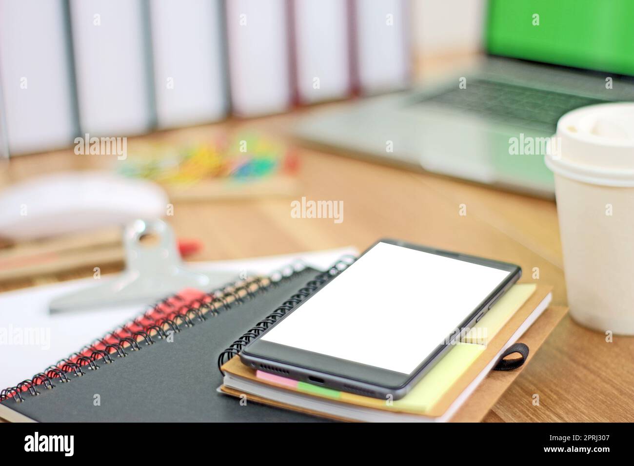 Arbeitsplatz mit Mobiltelefon und Büroausstattung auf Holztisch Arbeitshintergrund Stockfoto