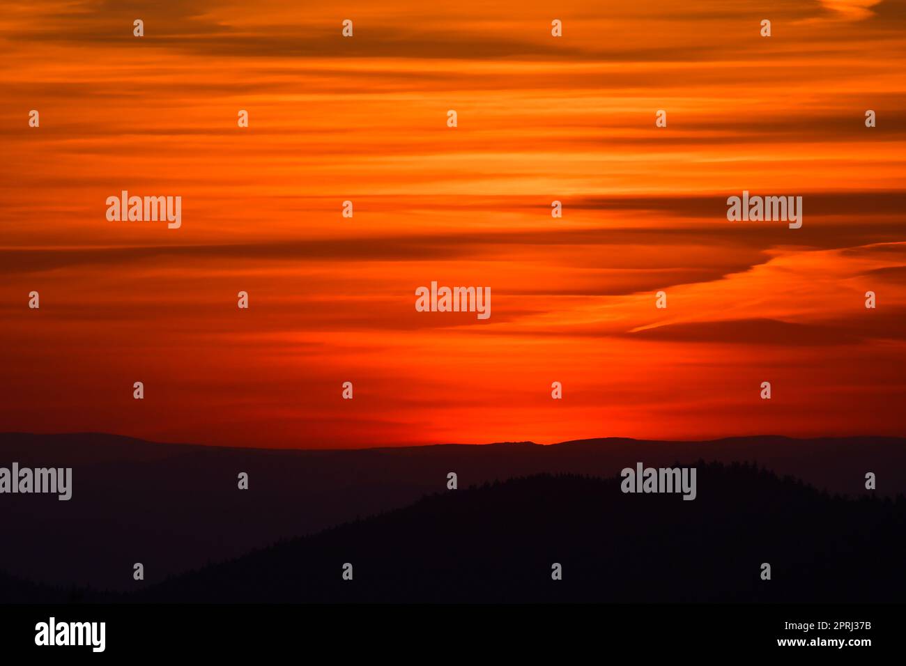 Sonnenuntergang im Bayerischen Wald. Orange-roter Himmel. Stockfoto