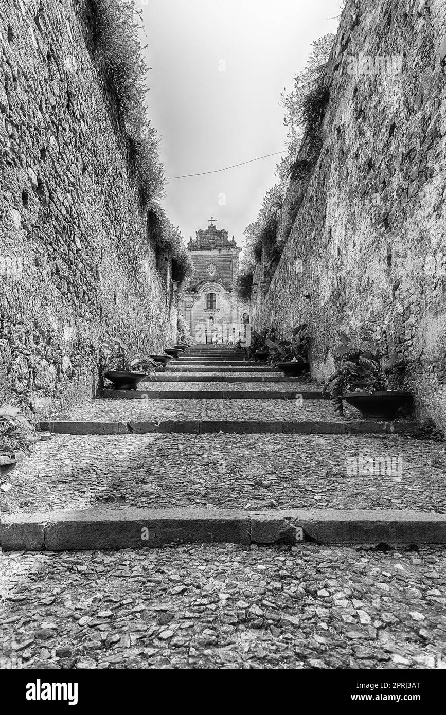 Die Treppe zur Kathedrale von St. Bartholomäus, Lipari, Italien Stockfoto