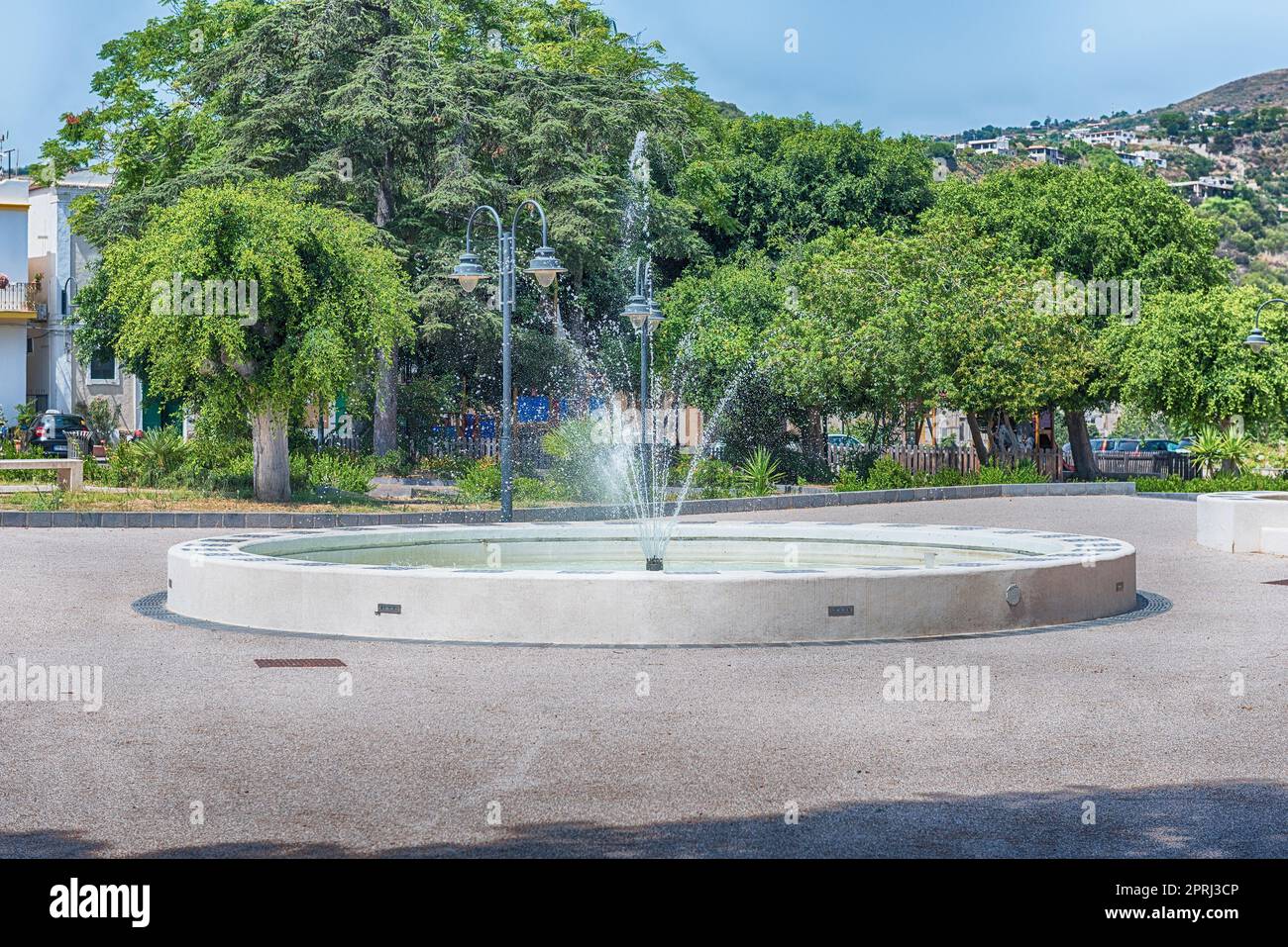 Brunnen auf der Piazza Mazzini, zentraler Platz von Lipari, Sizilien, Italien Stockfoto