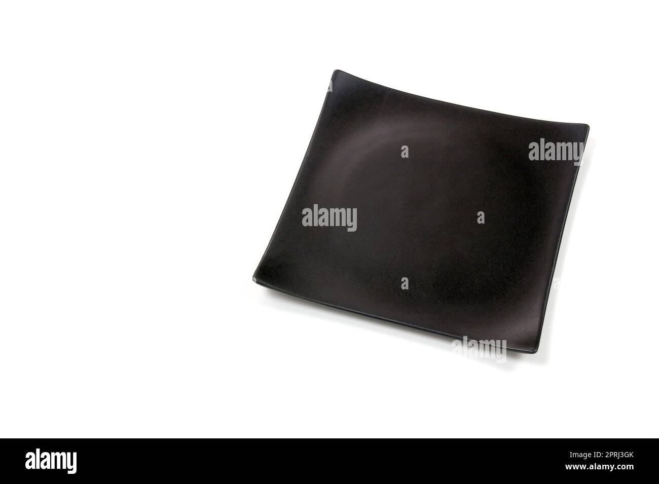 Leere schwarze quadratische Keramikplatte mit rauer Textur, isoliert auf weißem Hintergrund mit Beschneidungspfad, Draufsicht Stockfoto
