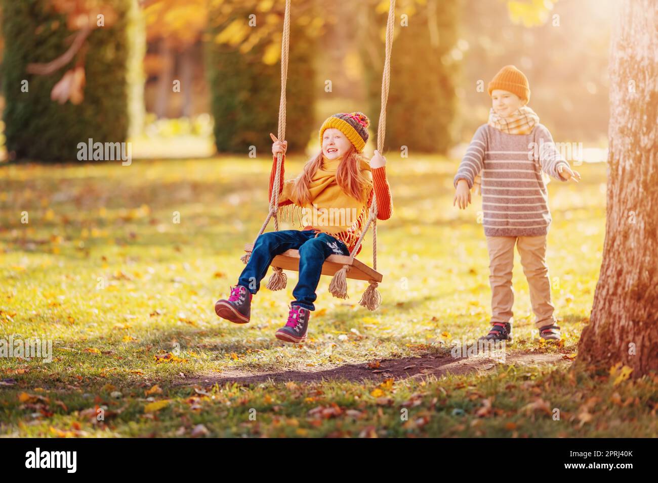 Ein paar Kinder spielen im Herbstpark. Stockfoto