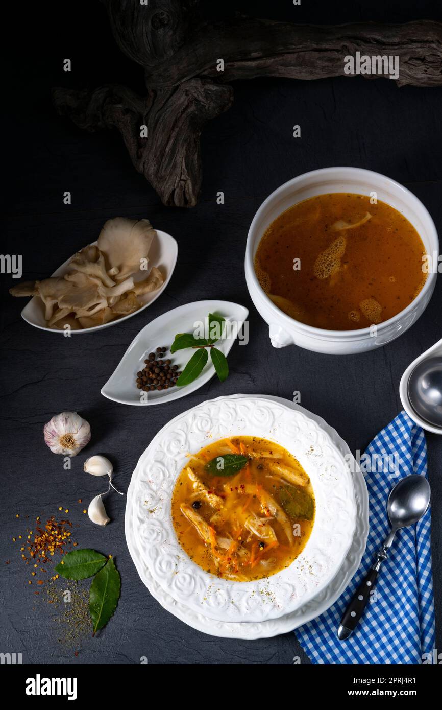 Pikante Austernsuppe mit Hühnerfleisch Stockfoto