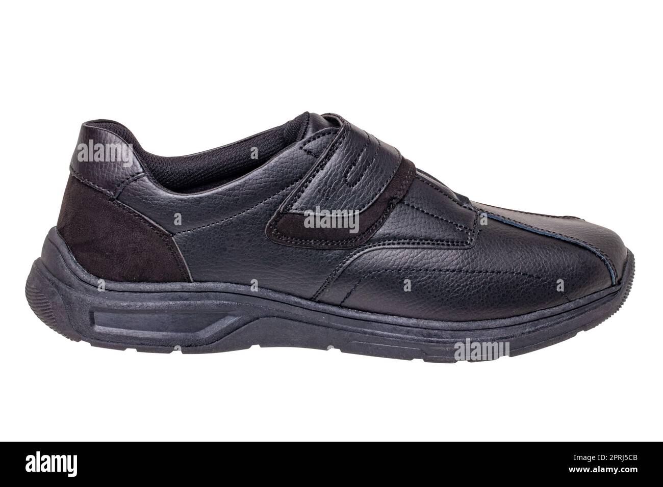 Schwarze Männerschuhe. Nahaufnahme eines einzelnen schwarzen Turnschuhs oder Sportschuhs, isoliert auf weißem Hintergrund. Beschneidungspfad. Elegante und trendige Herrenschuhe. Makro. Stockfoto