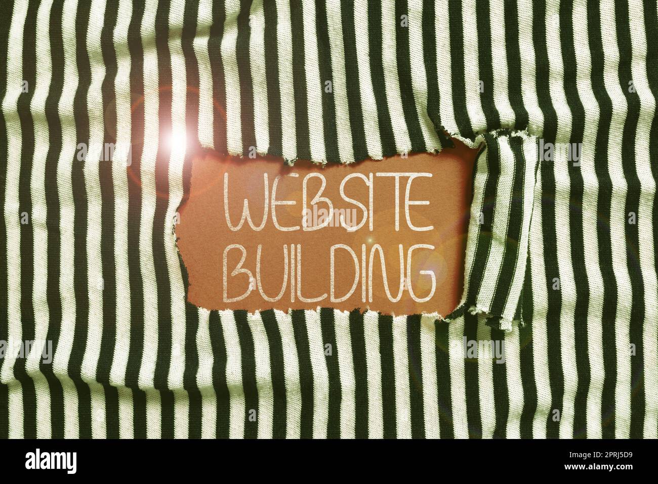 Textunterschrift präsentiert Website Building, Business Concept Website ist nach den Bedürfnissen der Kunden gebaut Tear on Sheet deckt Hintergrund dahinter Stockfoto