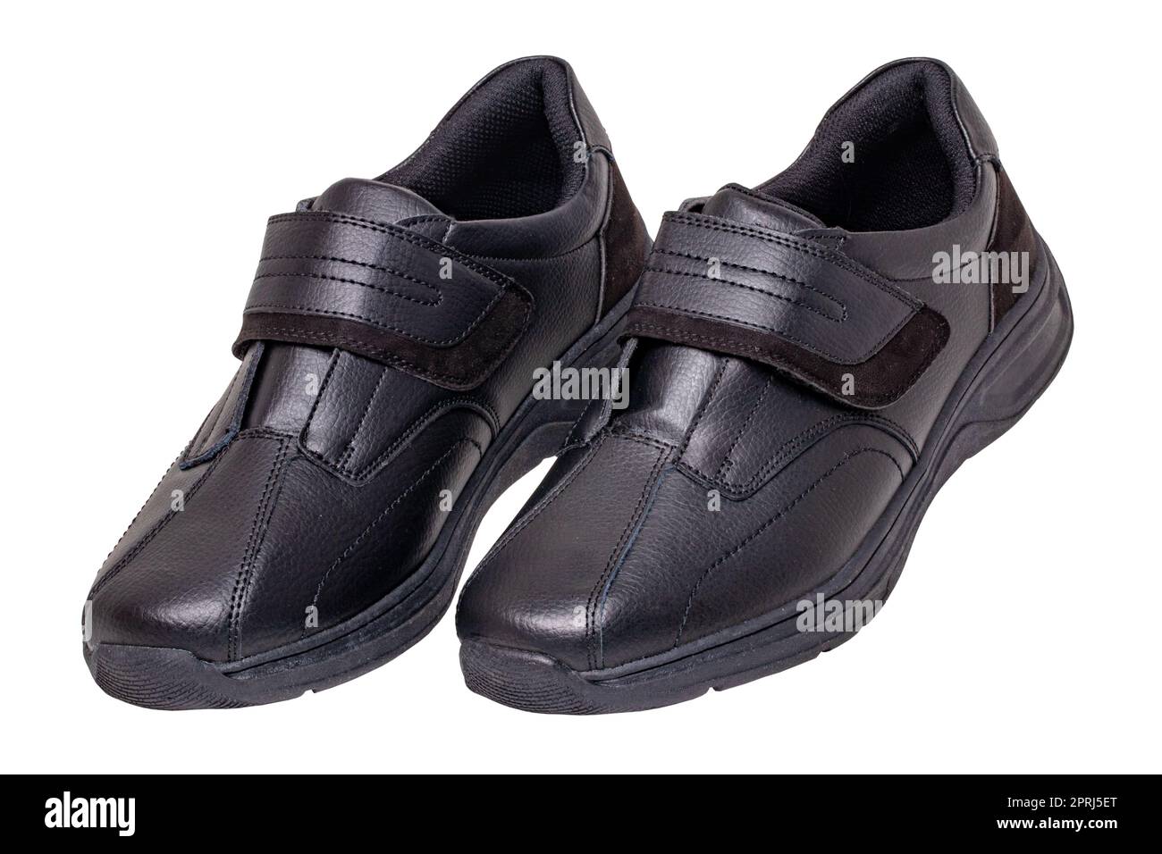 Schwarze Männerschuhe. Nahaufnahme eines schwarzen Sneakers oder Sportschuhs, isoliert auf weißem Hintergrund. Beschneidungspfad. Elegante und trendige Herrenschuhe. Makro. Stockfoto
