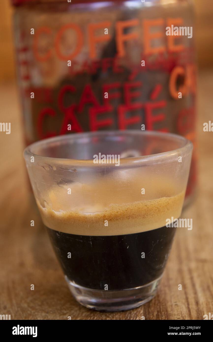 Espresso in einem Glasbecher Stockfoto